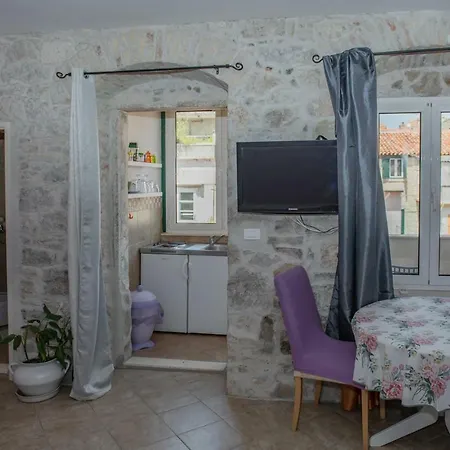 Devivi Apartment Split